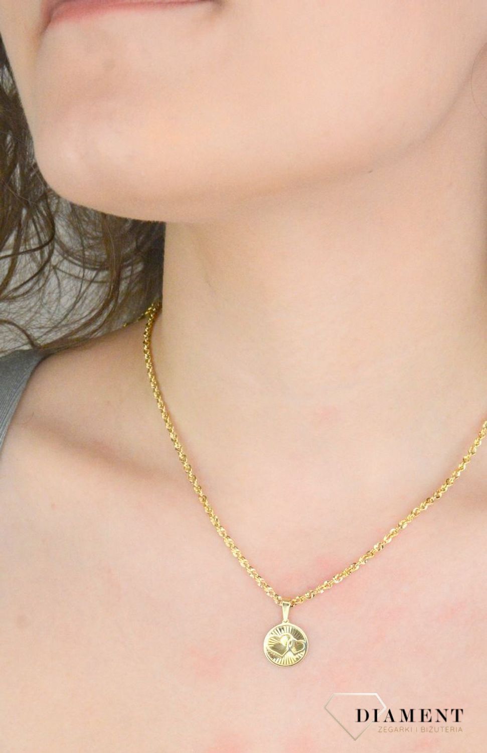 Złota zawieszka 375 okrągła blaszka z Sercem ZA 5974 375 Zawieszka wykonana z żółtego 9 karatowego złota o oryginalnej i ponadczasowej formie. Biżuteria idealna do każdego typu łańcuszka. 1.jpg